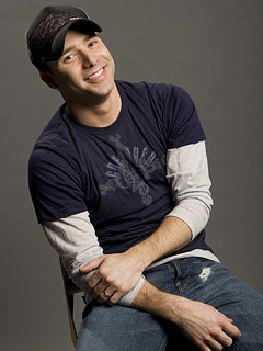 Lance Smith presenta su último 'CMT Top 20 Countdown'