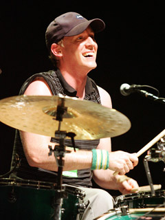 A oferta maluca do ex-baterista do NIN Josh Freese: US$ 75.000 por 'cogumelos e lasanha crua?