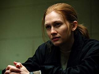 Mireille Enos, star de 'The Killing', réinvente la procédure, le 'gros indice' dans l'épisode de ce soir. De plus, y aura-t-il une deuxième saison?