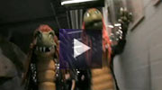 ¿Por qué Estados Unidos no puede tener una banda de dinosaurios de heavy metal para niños?