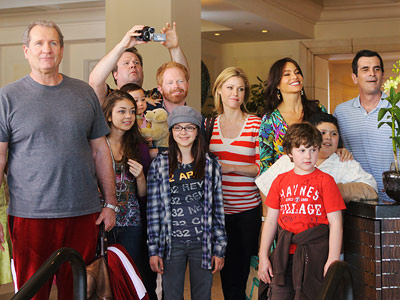 Современная семья, Джули Боуэн, ... | Резюме Modern Family: Фрэнки говорит, расслабься Кэмерон: Это было бы похоже на то, как Льюис говорит Кларку, что он't like to walk. Sidenote: We're very good&133;