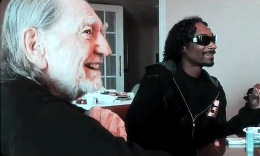 Snoop Dogg ve Willie Nelson dumanlı 'Süpermen' videosu için bir araya geldi