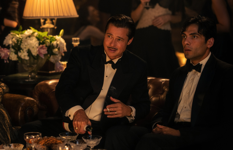 Brad Pitt spielt Jack Conrad und Diego Calva spielt Manny Torres in Babylon von Paramount Pictures.