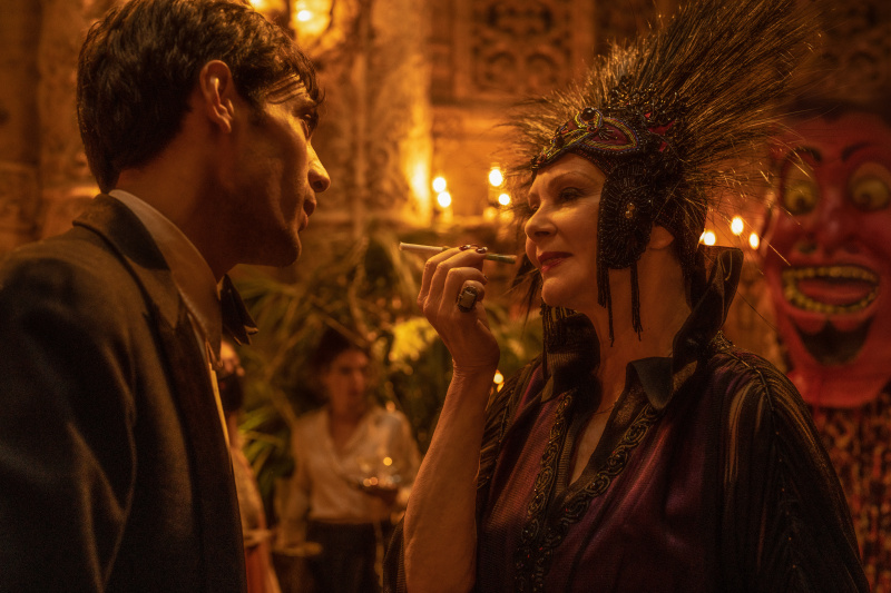 Diego Calva spielt Manny Torres und Jean Smart spielt Elinor St. John in Babylon von Paramount Pictures.
