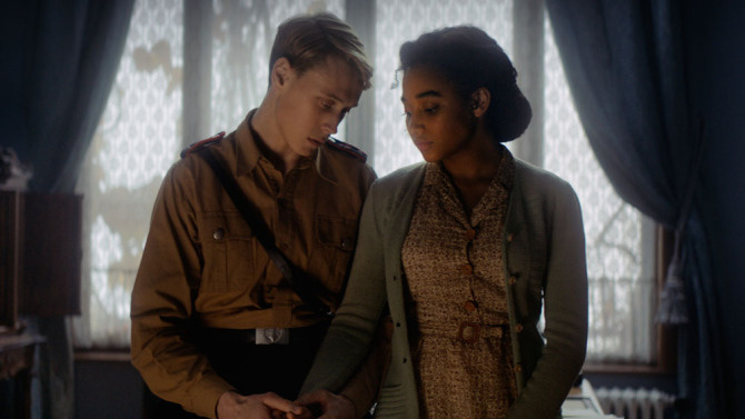 A cineasta de 'Where Hands Touch' Amma Asante responde às alegações de que seu drama da Segunda Guerra Mundial 'romantiza o nazismo' - TIFF