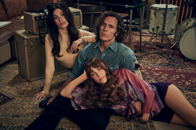 'Daisy Jones & The Six' First Look: Riley Keough와 Sam Claflin이 1970년대 작곡가로 사랑에 빠지다