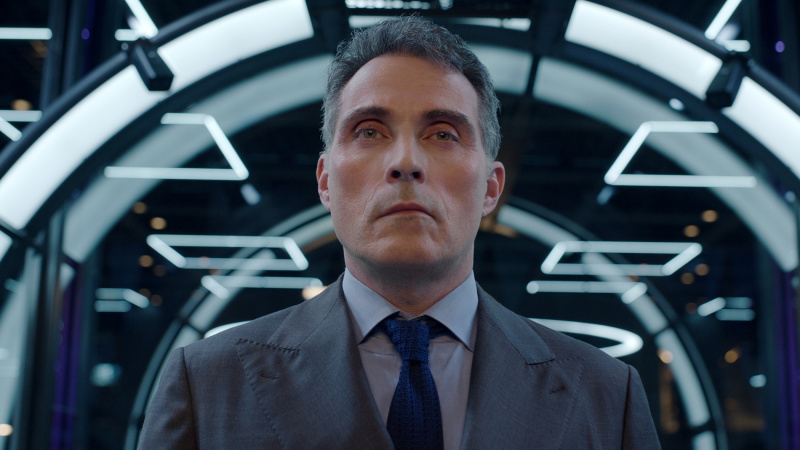 Caleidoscópio. Rufus Sewell como Roger Salas no episódio “Blue” de Kaleidoscope. Cr. Cortesia da Netflix © 2022