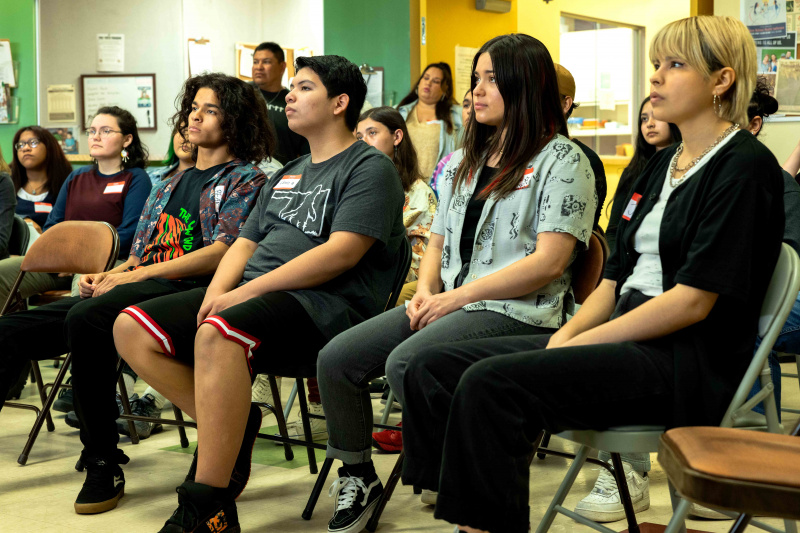 RESERVATION DOGS -- “Decolonativization” -- Temporada 2, Episódio 6 (Vai ao ar em 31 de agosto) — Na foto: (l-r) D'Pharaoh Woo-A-Tai como Bear, Lane Factor como Cheese, Devery Jacobs como Elora Danan, Elva Guerra como Jackie. CR: Shane Brown/FX.