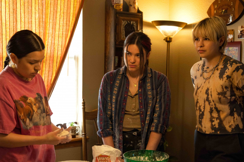 CÃES DE RESERVA -- “Mabel” -- Temporada 2, Episódio 4 (Vai ao ar em 17 de agosto) — Na foto: (l-r) Paulina Alexis como Willie Jack, Devery Jacobs como Elora Danan, Elva Guerra como Jackie. CR: Shane Brown/FX.